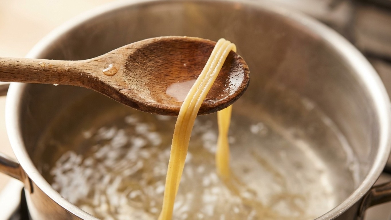 El error que arruina tu pasta: por qué nunca debes echar aceite al agua (y qué usar en su lugar)