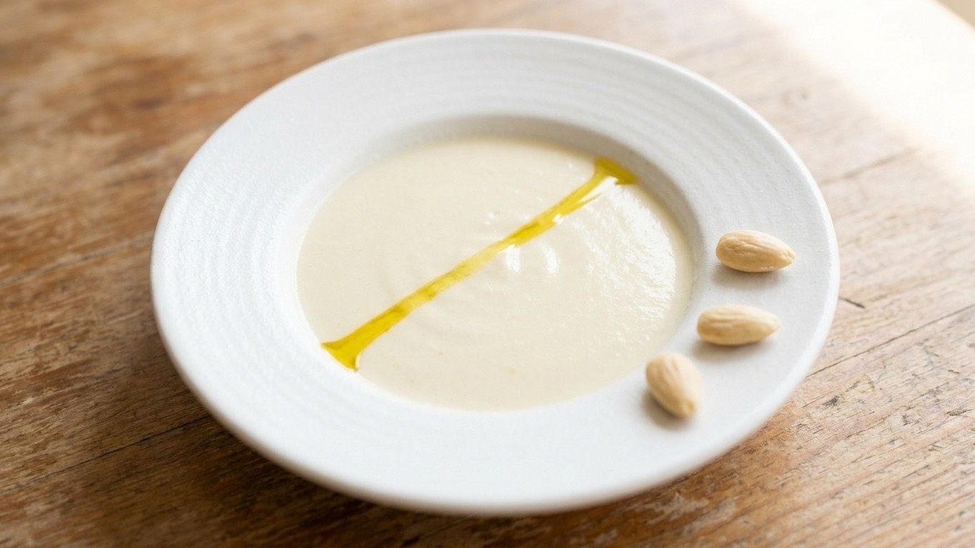 El secreto del ajoblanco perfecto: por qué tus almendras sin escaldar sabotean tu receta