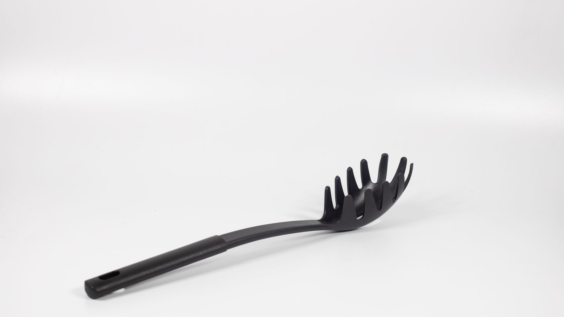 «Pensaba que era plástico de cocina normal»: por qué esas espátulas y cucharas negras vienen de carcasas de aparatos elect...